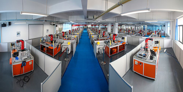 智能生产系的工业机器人实训室